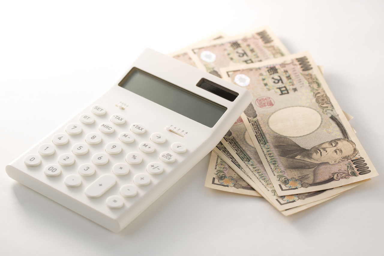 任意整理後の返済計画をイメージした電卓と紙幣